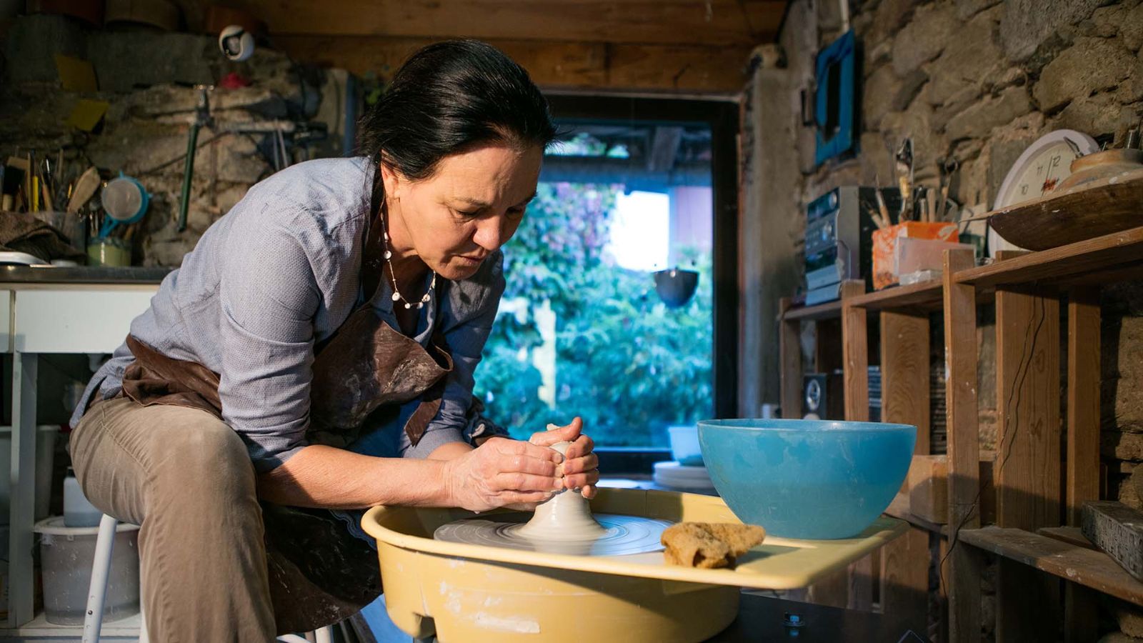 Nerocco, modellare l'argilla sul tornio