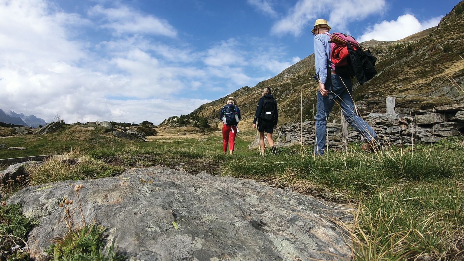 Un sac, des chaussures de marche, des lunettes et un carnet et des aquarelles