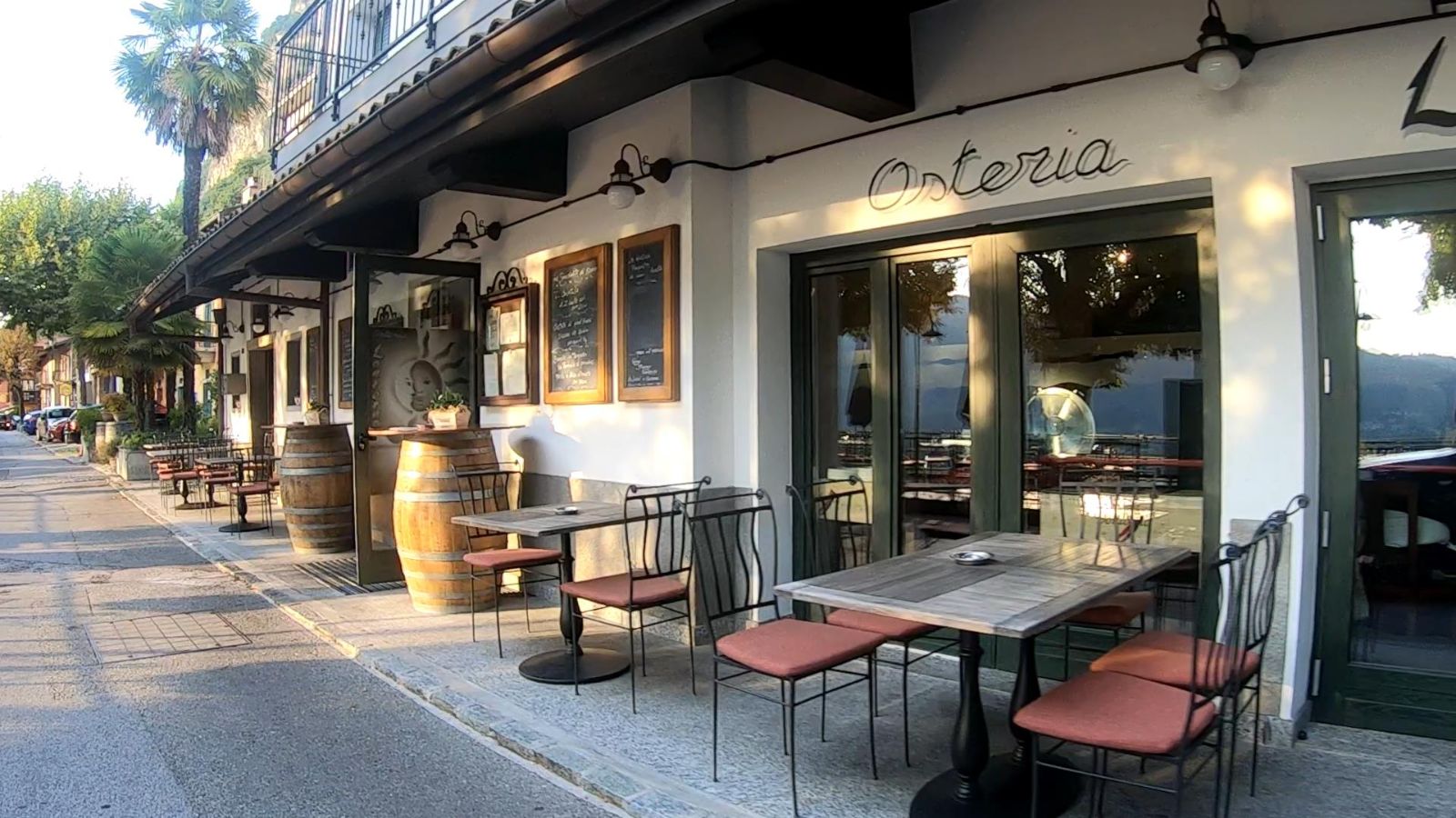 Sur la rue il y a 4 grottos, Mendrisio.