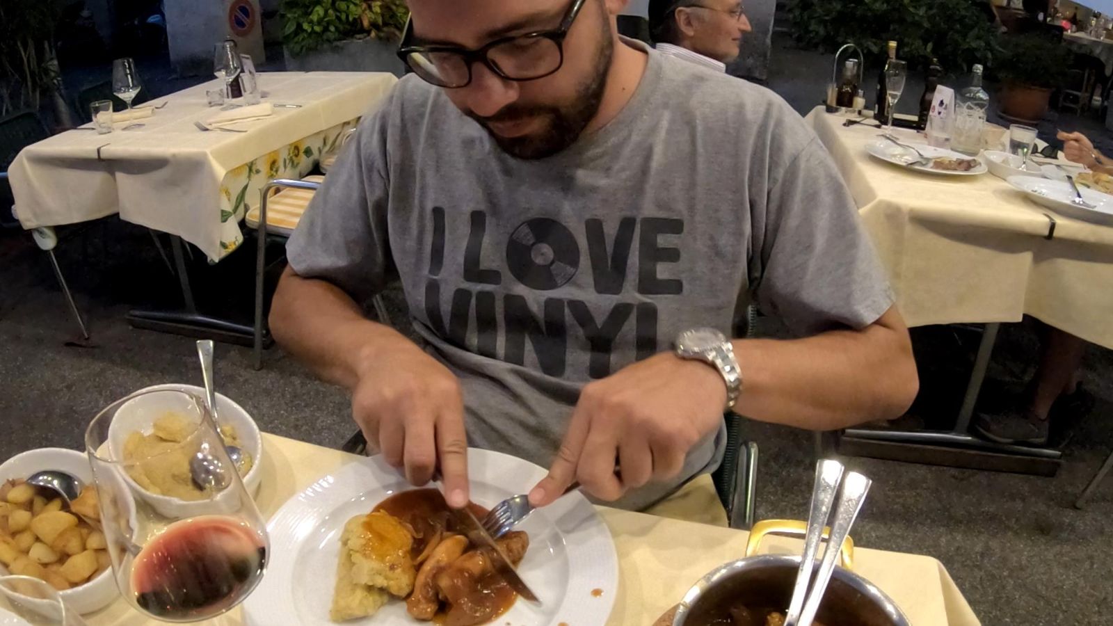 Polenta et lapin, plat typique du Tessin.