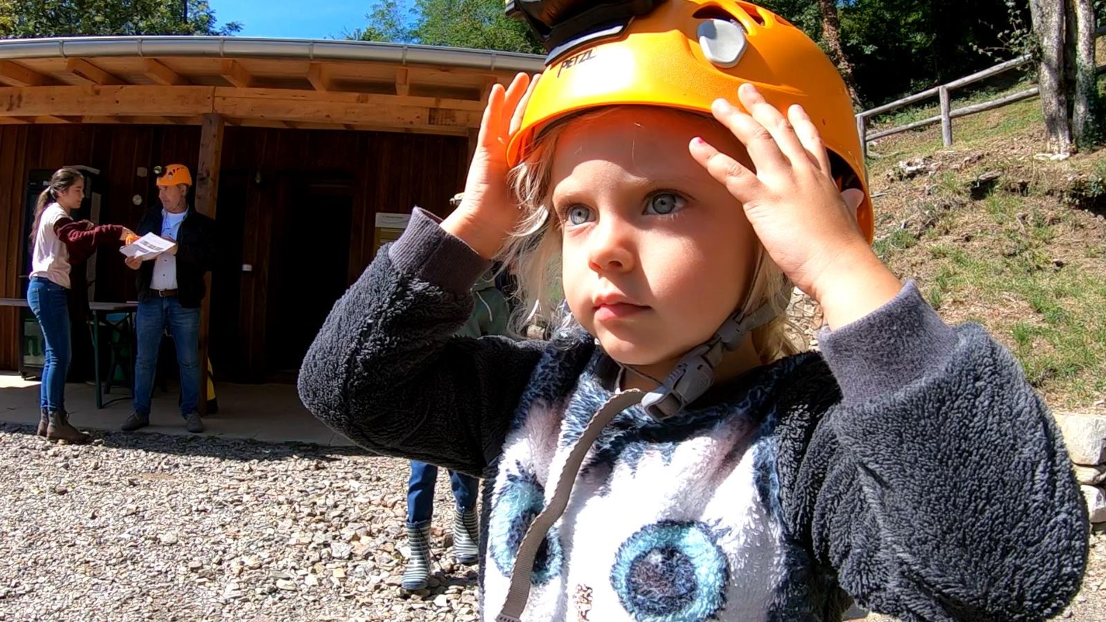 Das Abenteuer dort beginnt mit einem Helm auf dem Kopf.