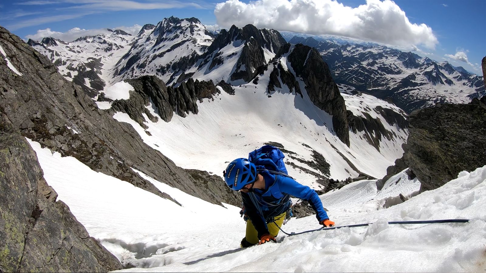 Pizzo Nero: Hochgebirge mit steilen Felswänden.