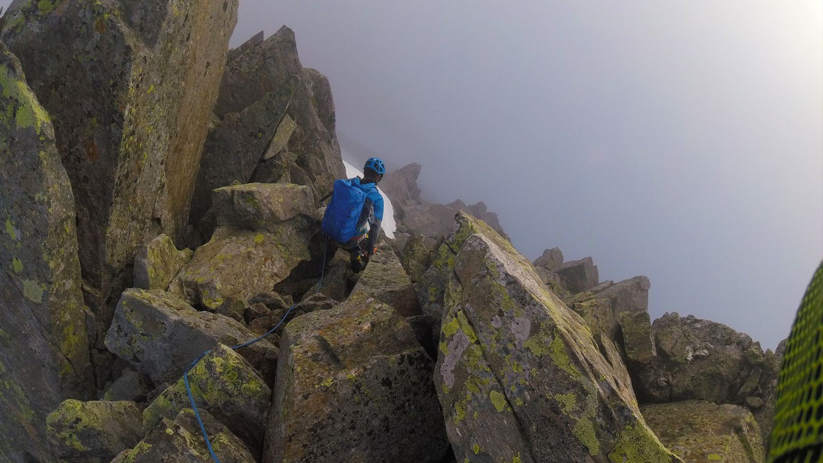 Umgeben von Steinen auf dem Pizzo Nero.