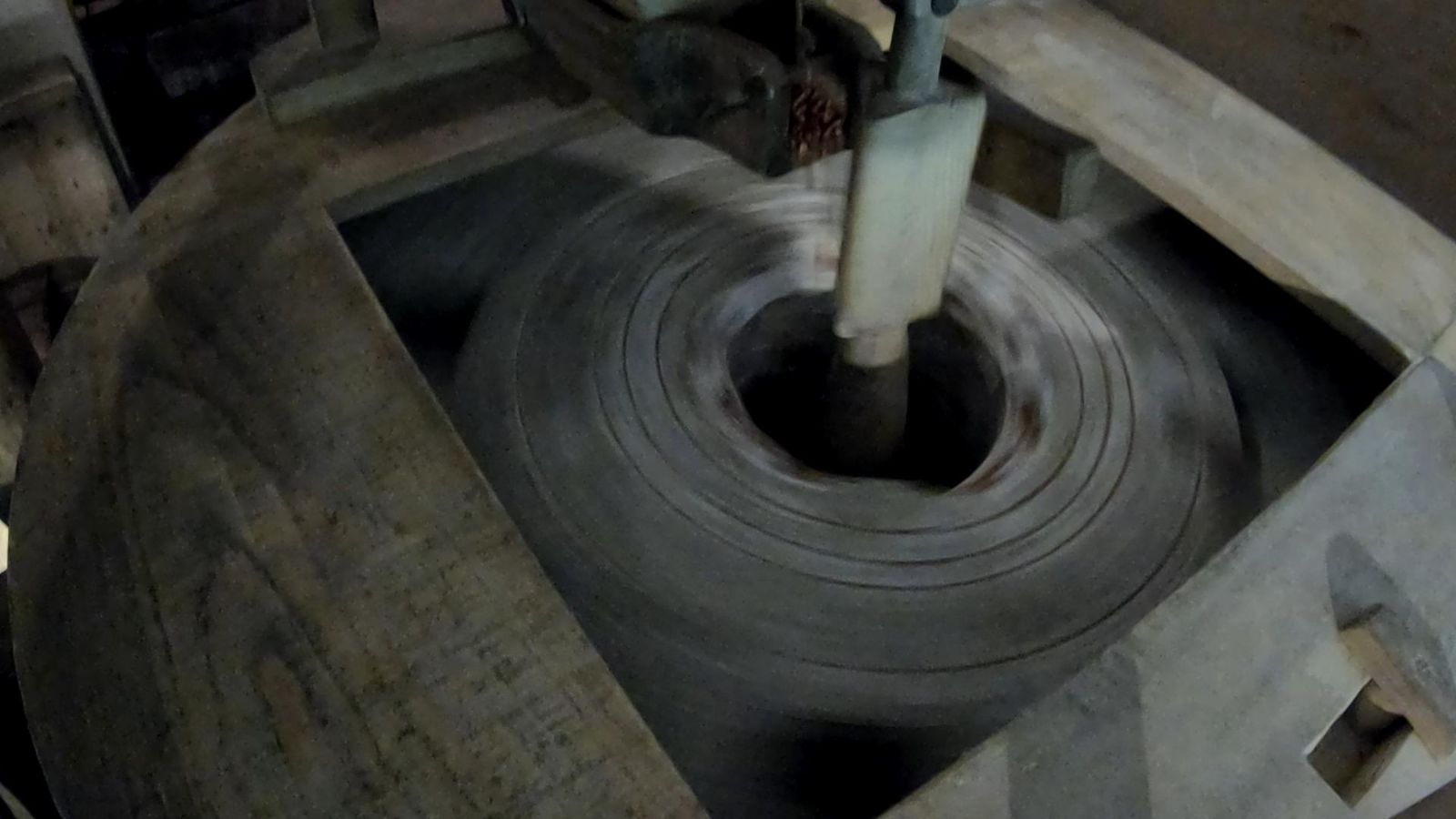 De grosses meules de granit.