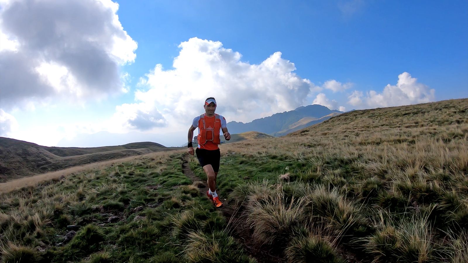 Ein Berglauf an den Gebirgsflanken 