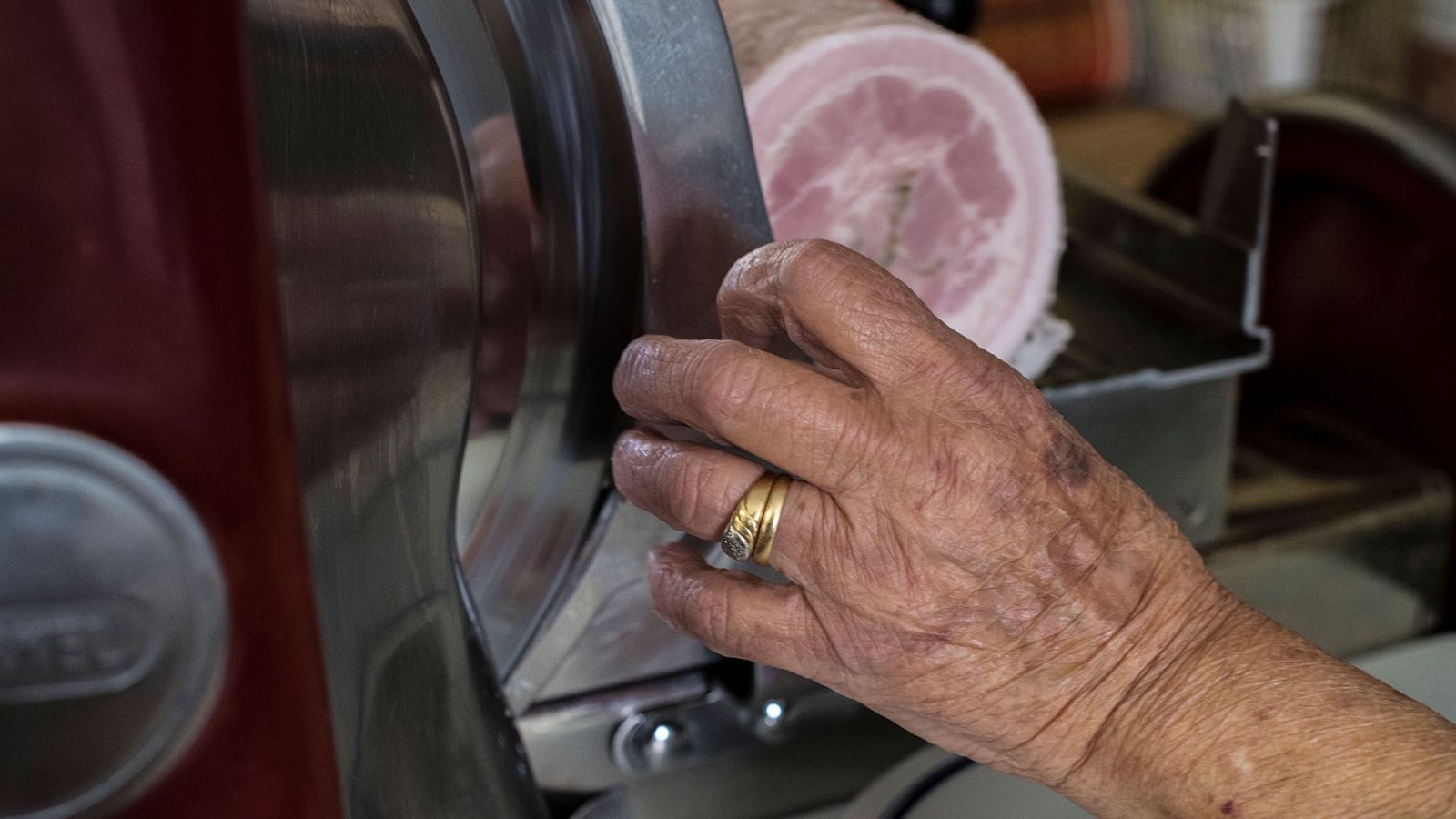 In der Osteria Manciana wird Wurst mit einer originalen Berkel-Maschine geschnitten, Muggiotal