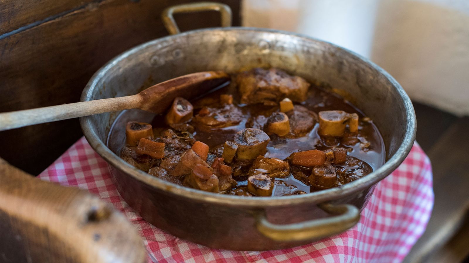 Geschmortes Ossobuco: authentische Aromen der Tessiner Küche im Muggiotal
