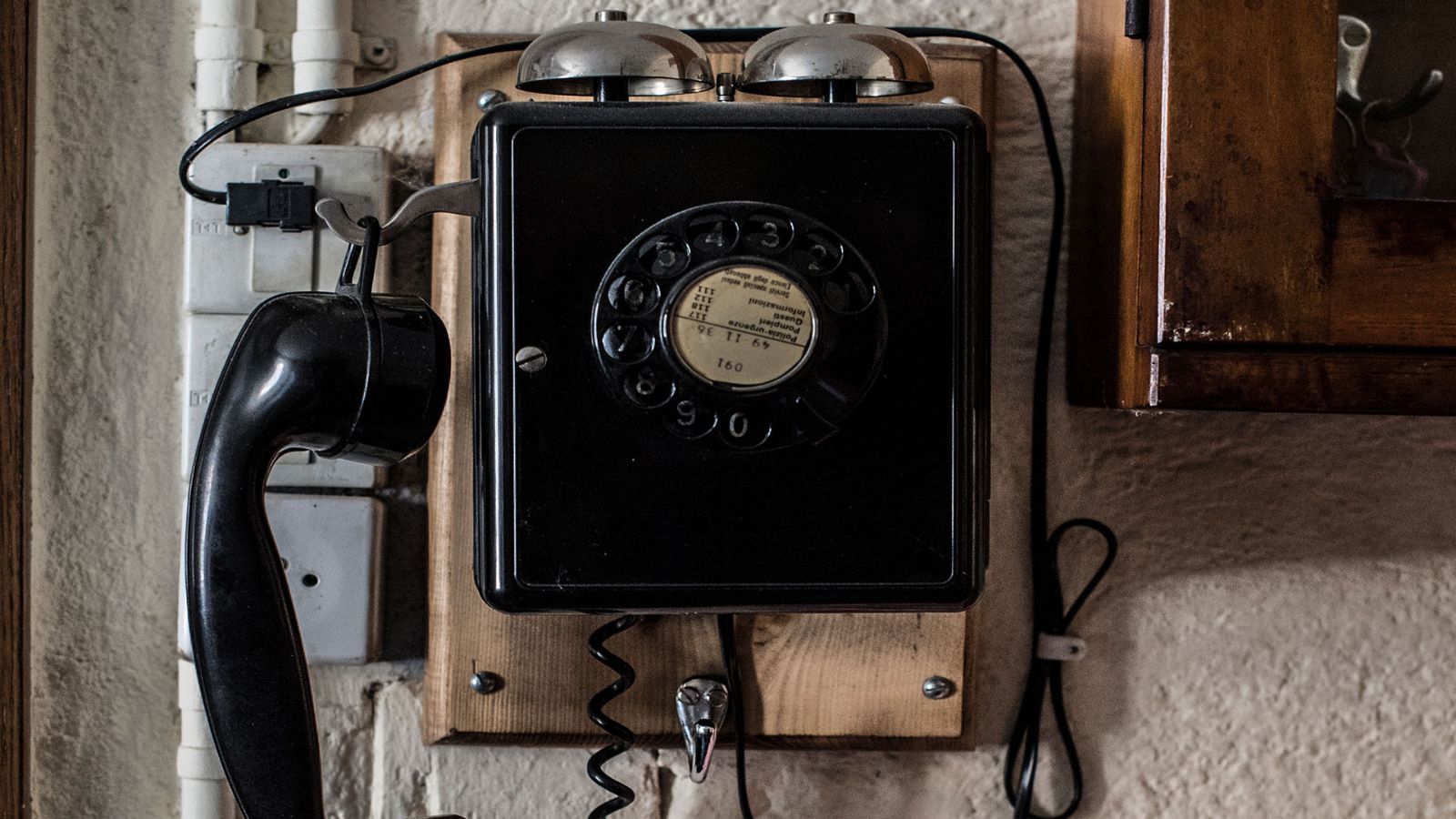 Wählscheibentelefon in der Osteria Manciana, Muggiotal