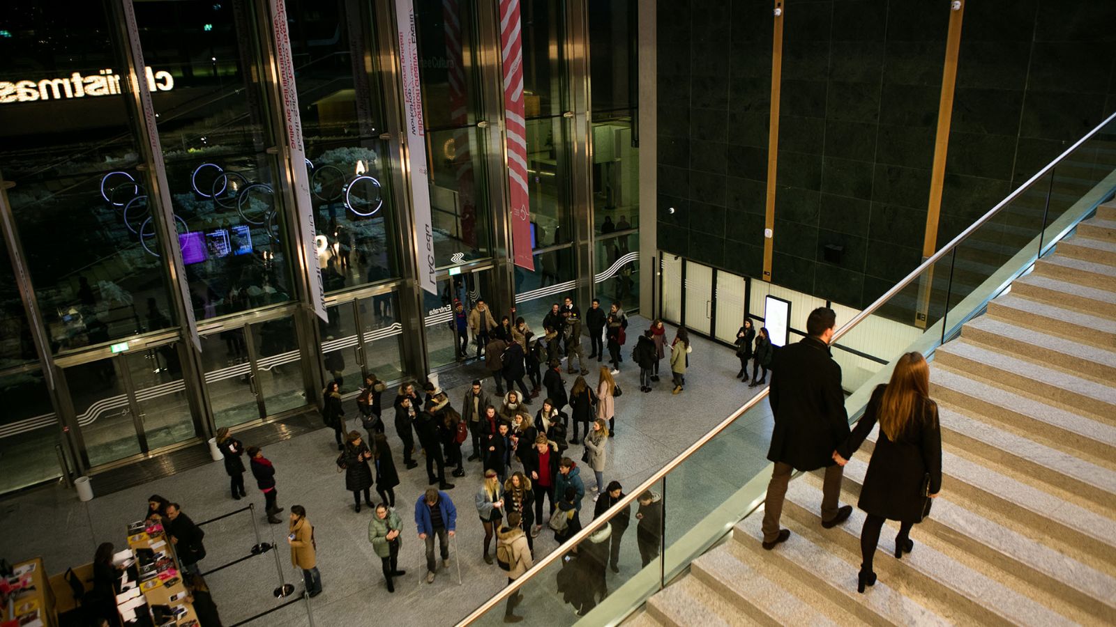 Hall du LAC Lugano : le public attend avant le spectacle du soir