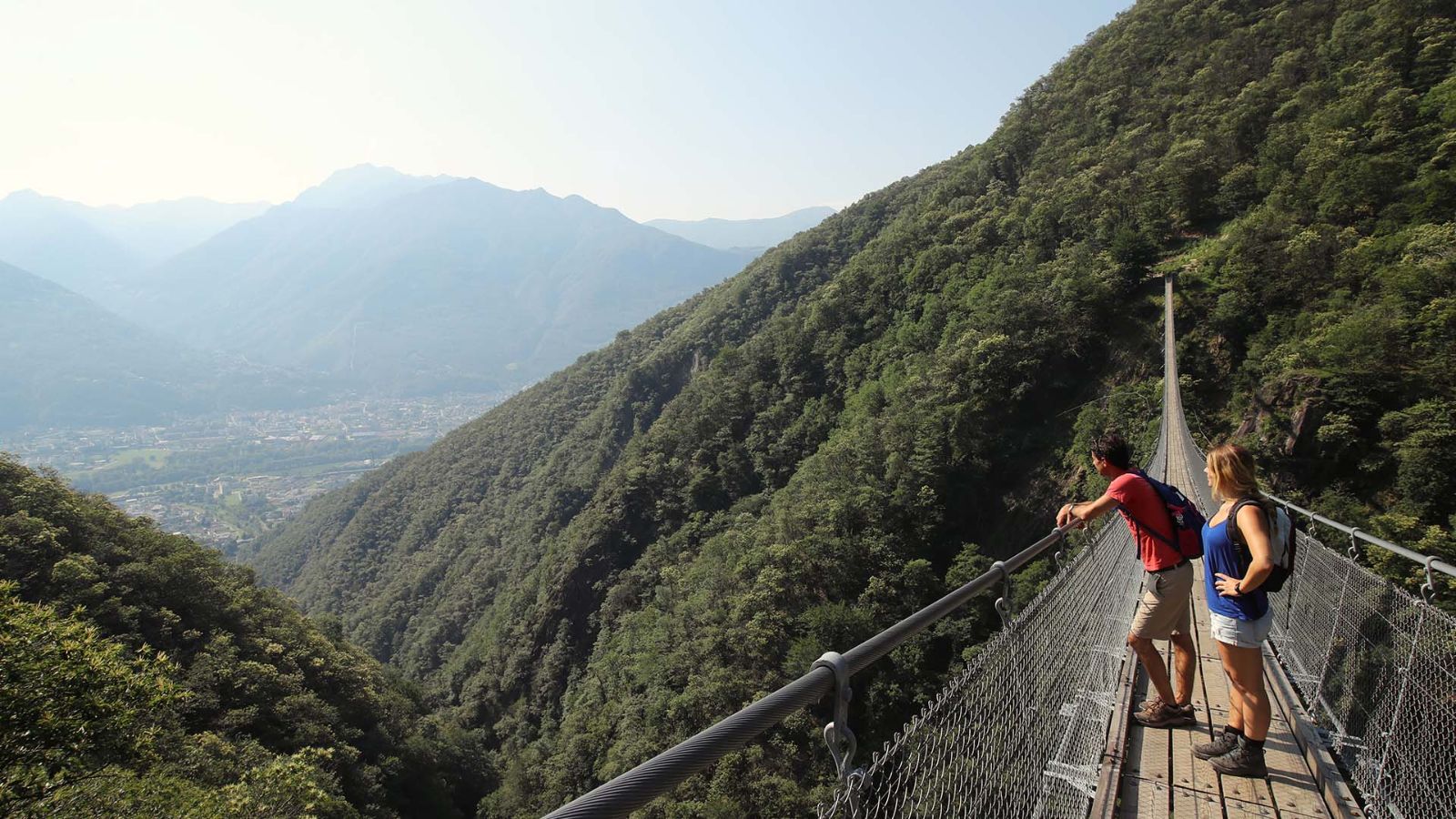 Pont tibétain, la vue sur Val Sementina
