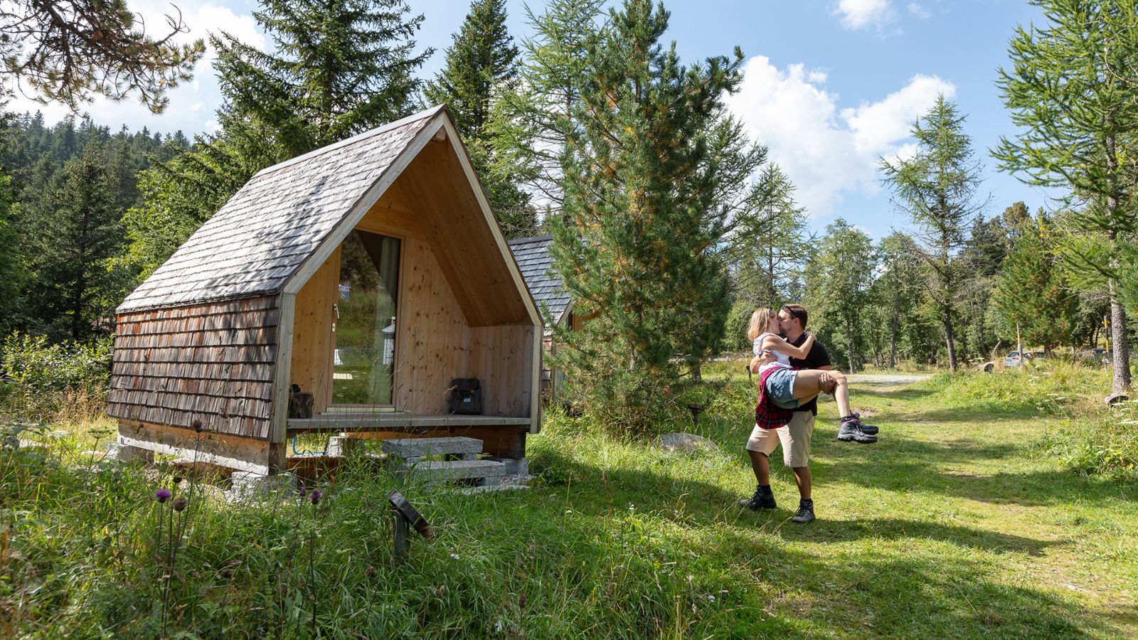 Vor dem Bungalow, mitten im Wald