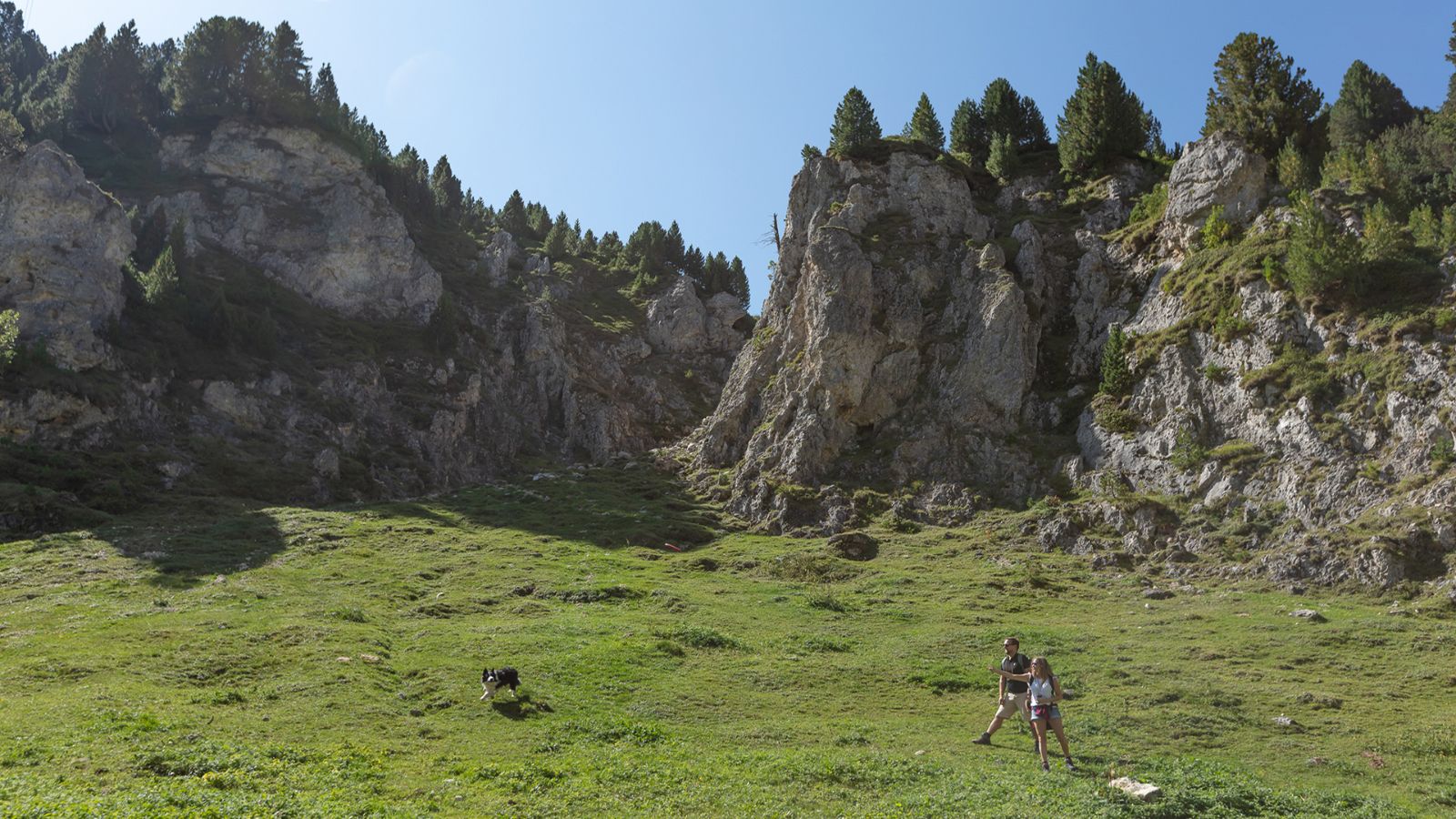 Wandern durch Lukmaniers felsige Landschaft