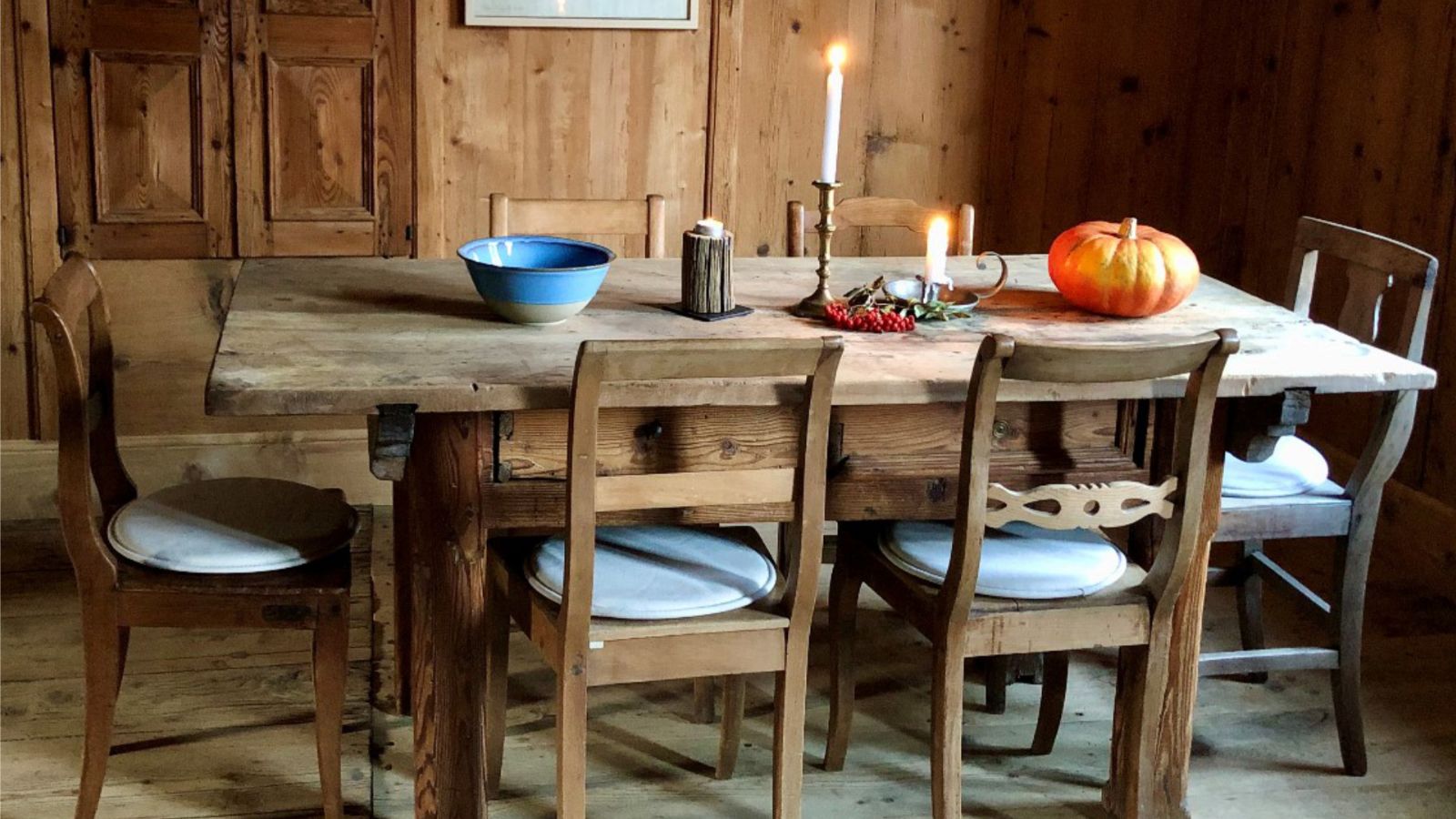 Un tavolo apparecchiato con semplicità, nella calda atmosfera in legno della Cà Vegia di Cerentino.
