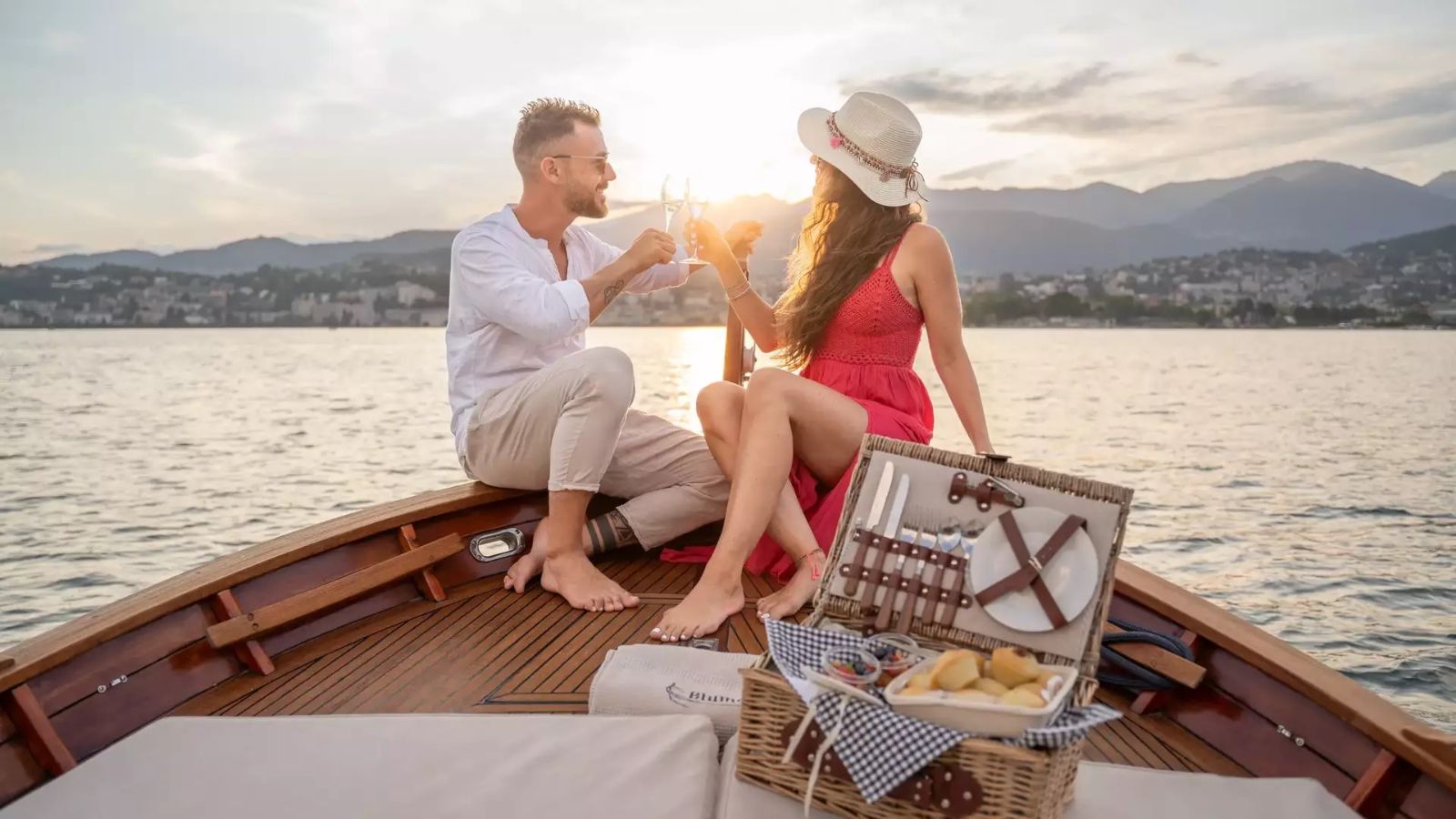 Pique-nique romantique au coucher du soleil avec Blume Cruise sur le lac de Lugano