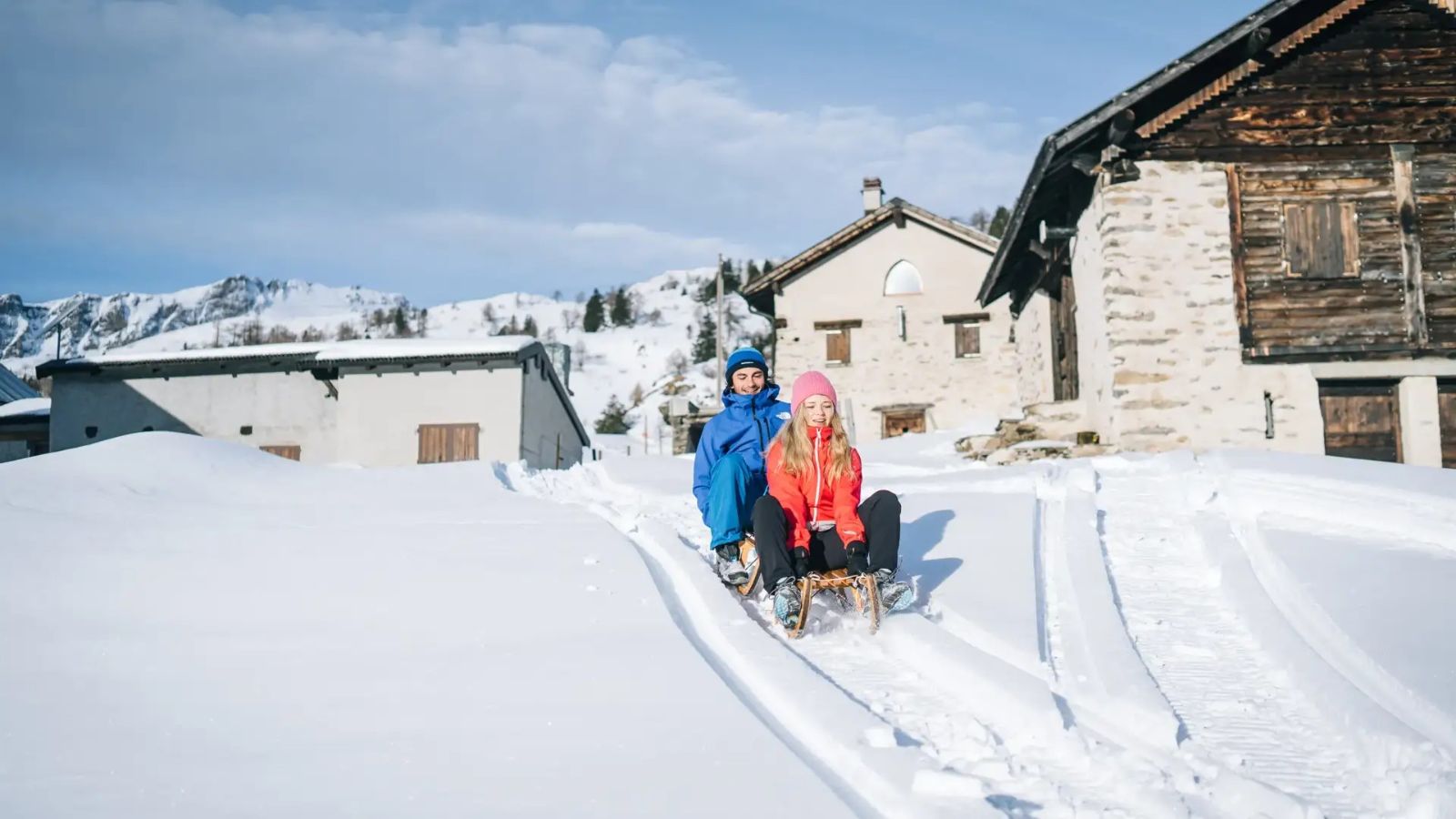 Schlitteln zwischen Berghütten auf der Alpe Gorda im Bleniotal