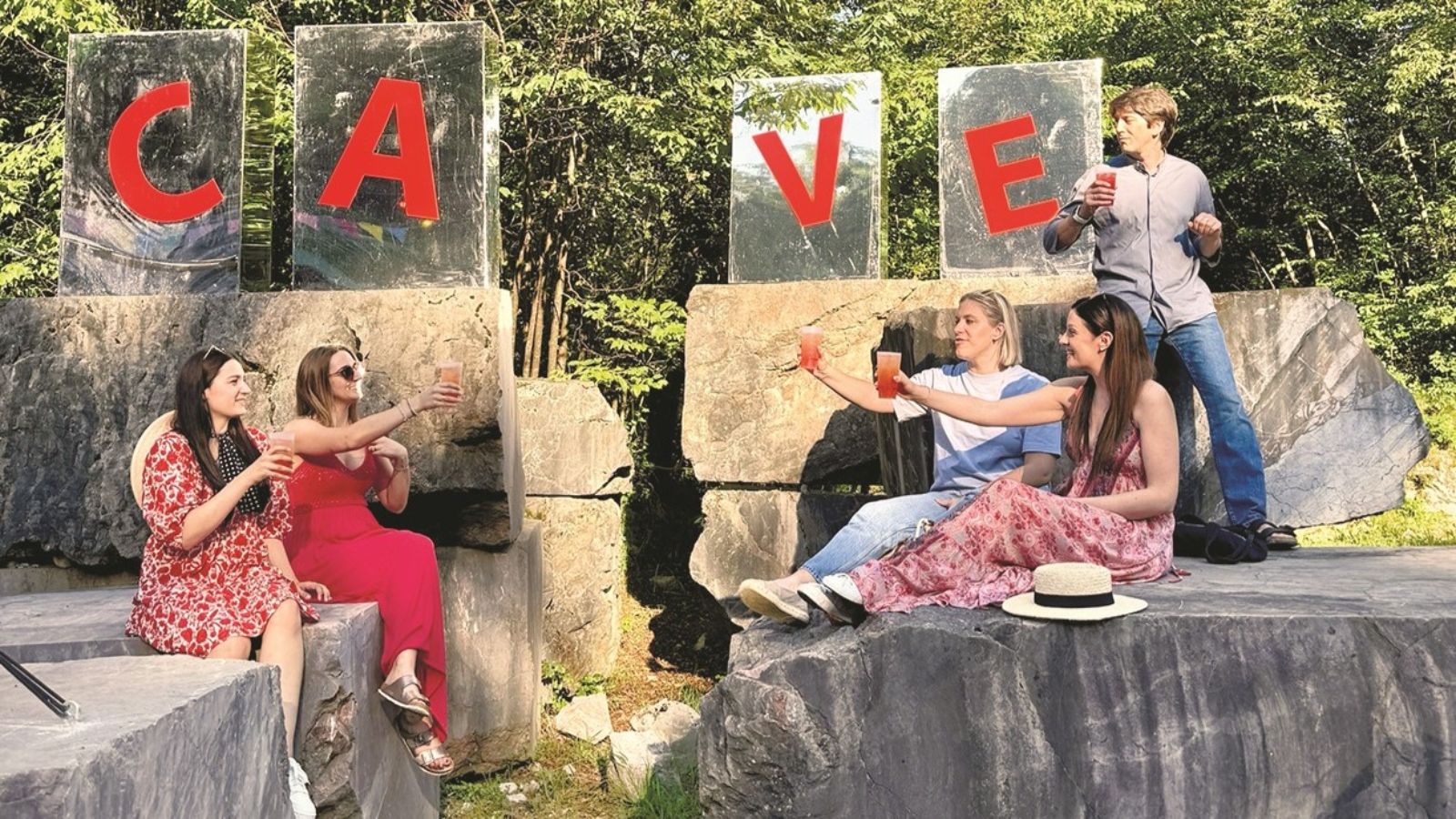 Brindisi tra le rocce alla Soleggiata alle cave di Arzo