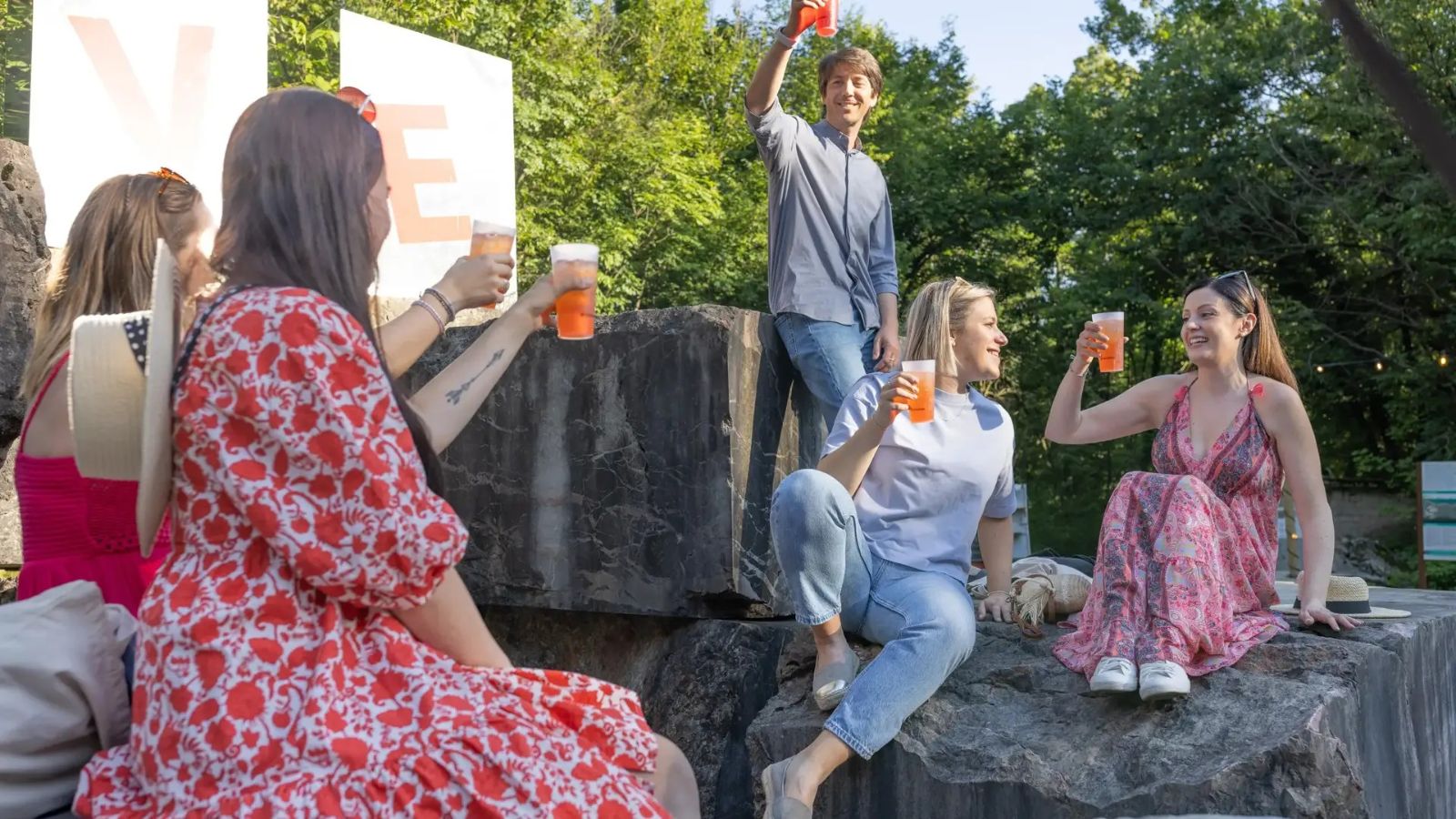 Brindisi tra amici all’evento La Soleggiata, nelle cave di Arzo