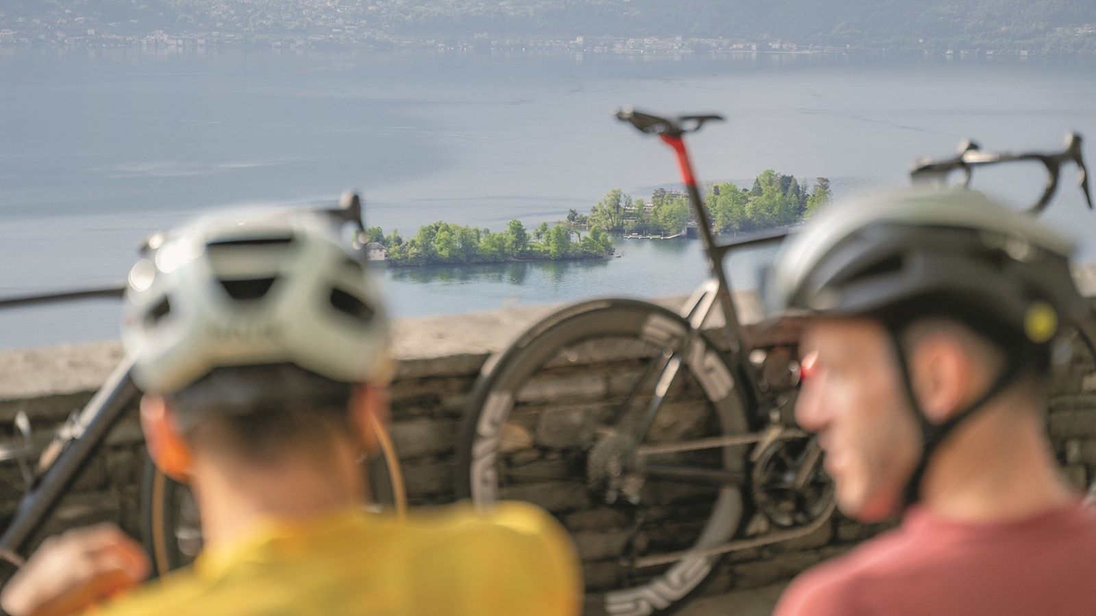Radelpause mit Blick auf die Brissago-Inseln und den Lago Maggiore