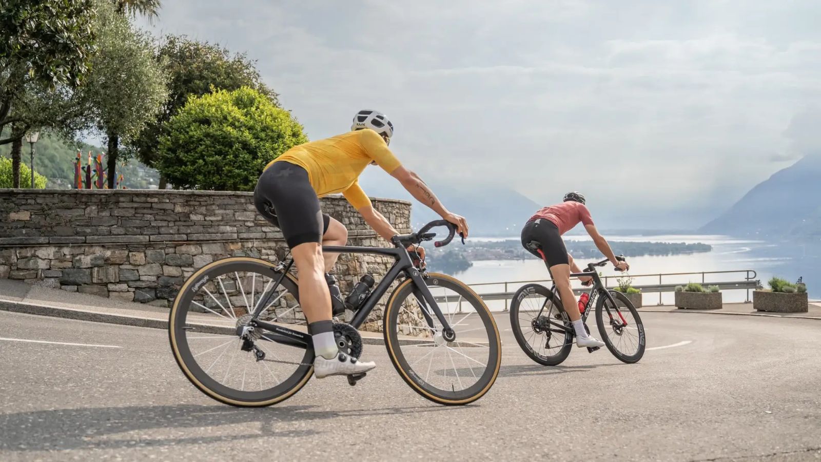 Auf zwei Rädern mit Blick auf den Lago Maggiore und die Tessiner Berge