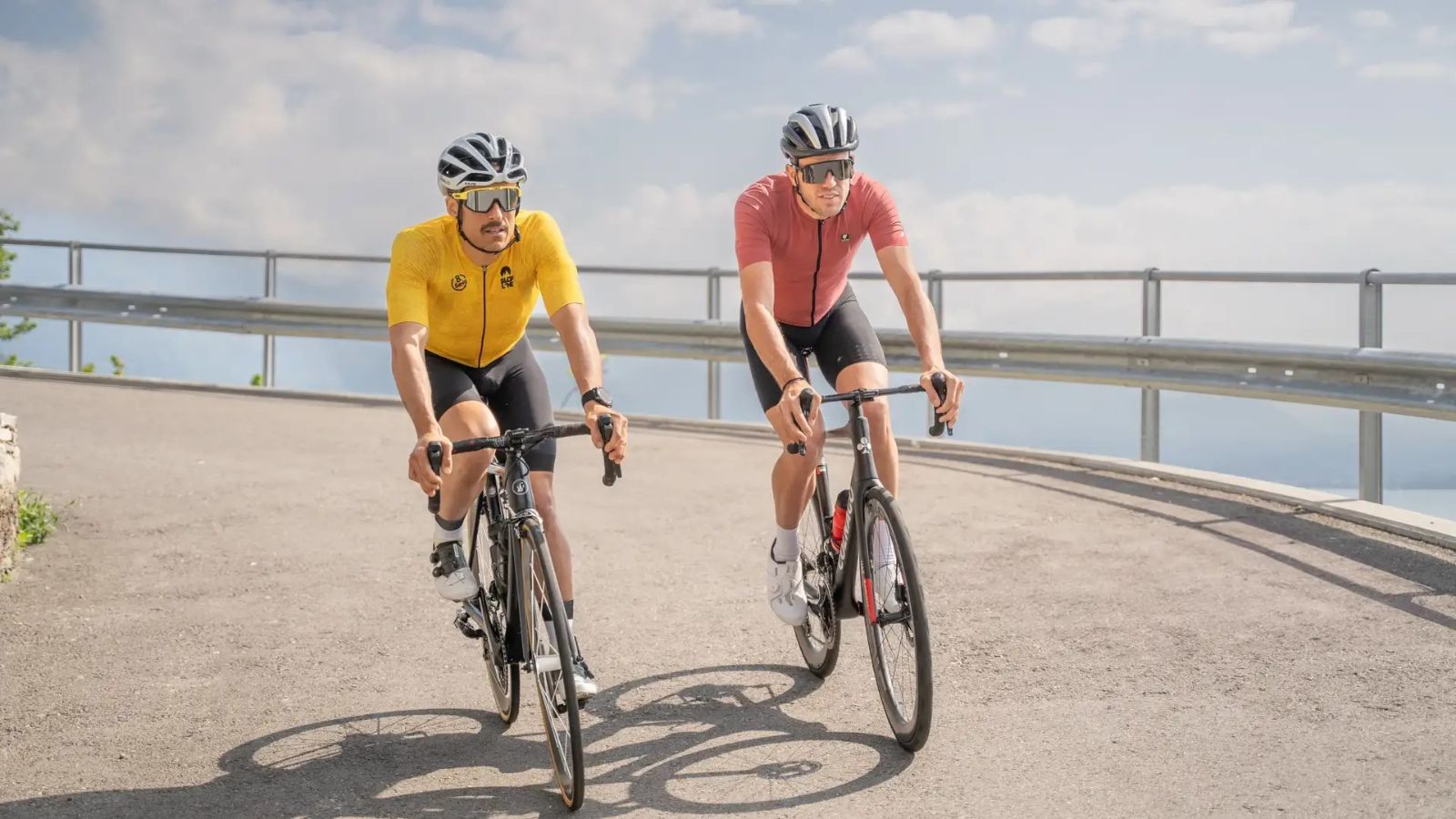 Abfahrt mit dem Velo auf einer Panoramastrasse, Lago Maggiore