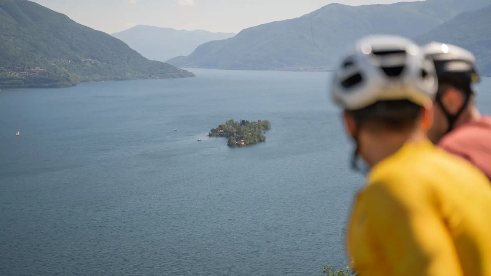 Blick auf die Brissago-Inseln bei einer Radtour am Lago Maggiore