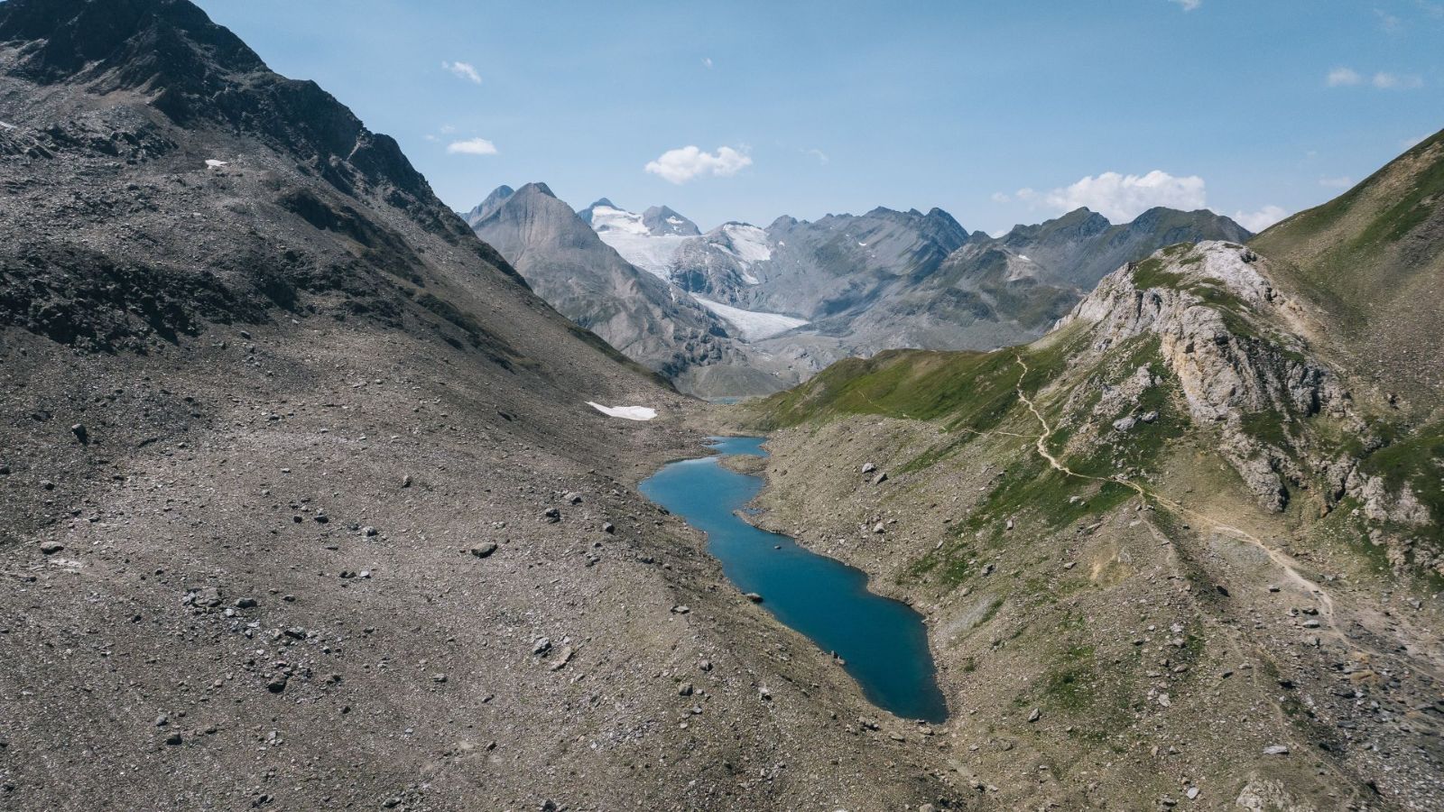 Haute Val Bedretto : paysage alpin avec lac et terrain rocheux