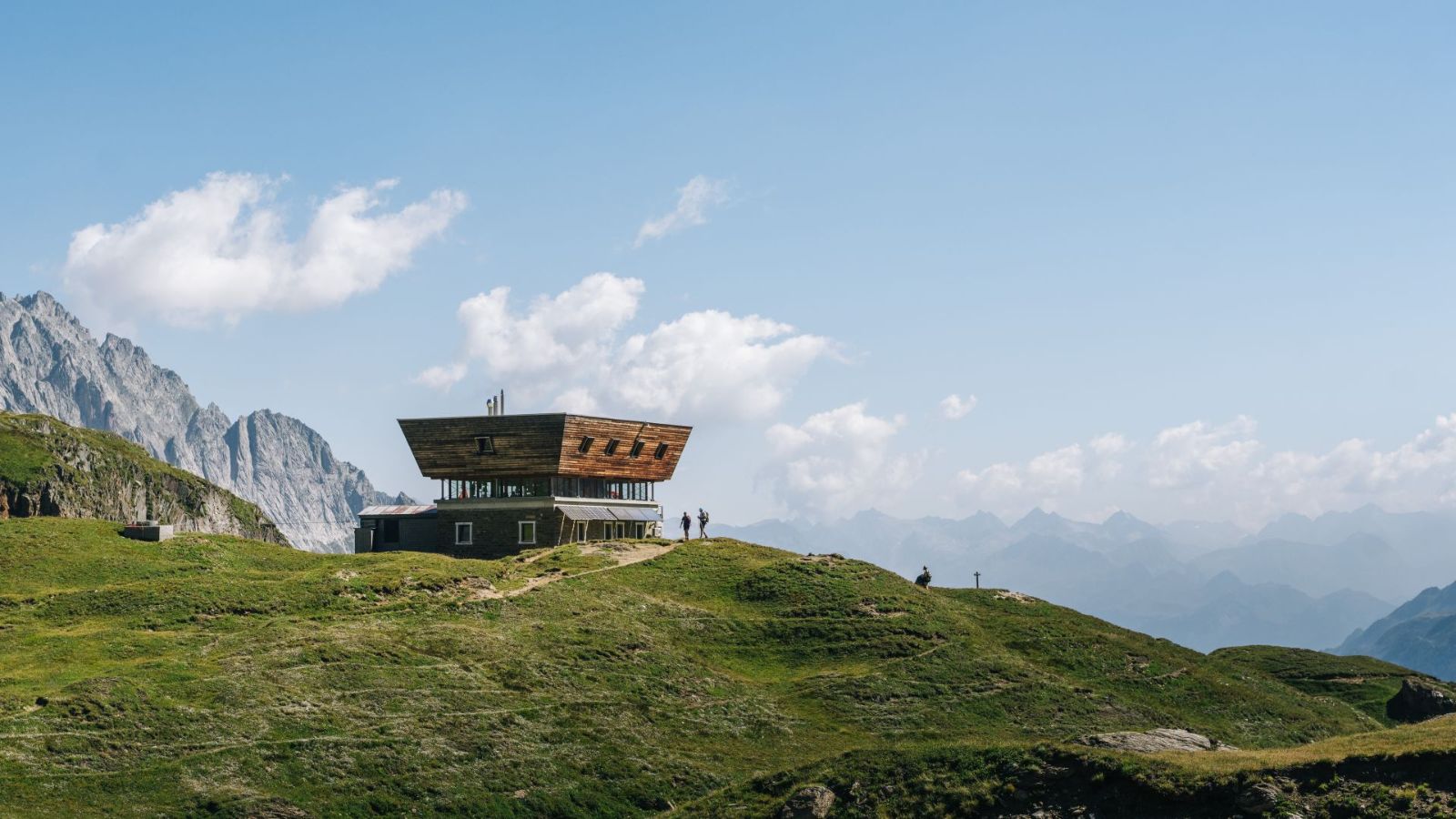 Capanna Corno Gries – architecture alpine moderne en vallée de Bedretto