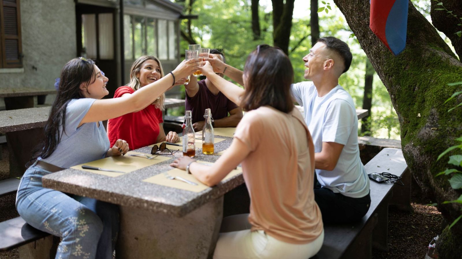 Im Tessiner Grotto findet man authentische Spezialitäten und Geselligkeit im Grünen