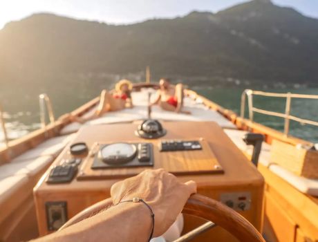 Blume Cruise sul Lago di Lugano: relax, eleganza e panorami unici.