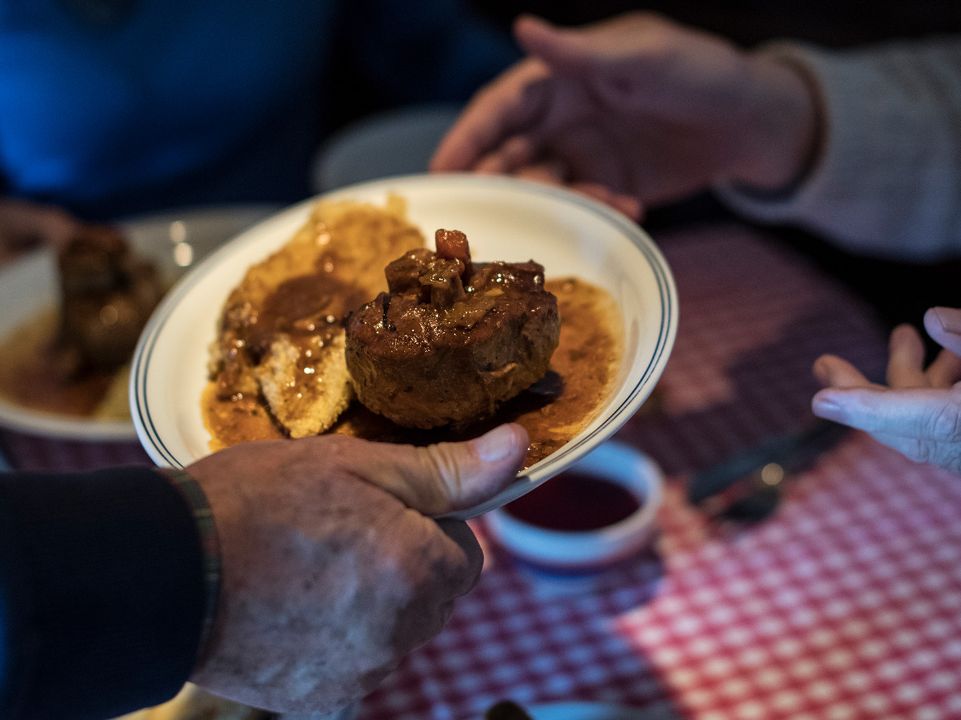 Kulinarische Tradition des Tessins in Scudellate: Ossobuco mit Polenta im Muggiotal