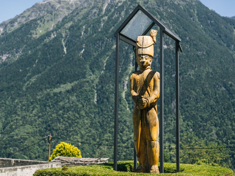 Statue en bois représentant un membre des Milices de Leontica
