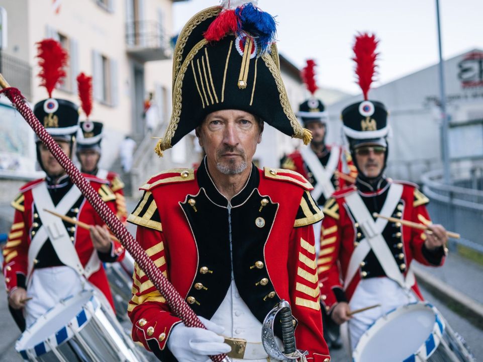 Le chef de groupe ouvre le défilé