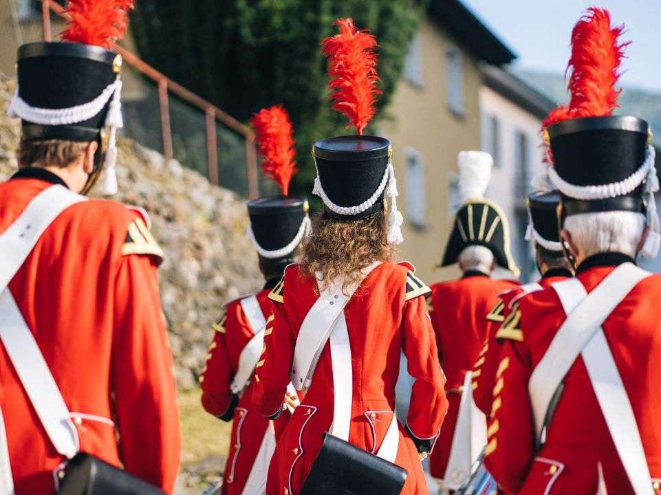 Le cortège avance dans les rues du village
