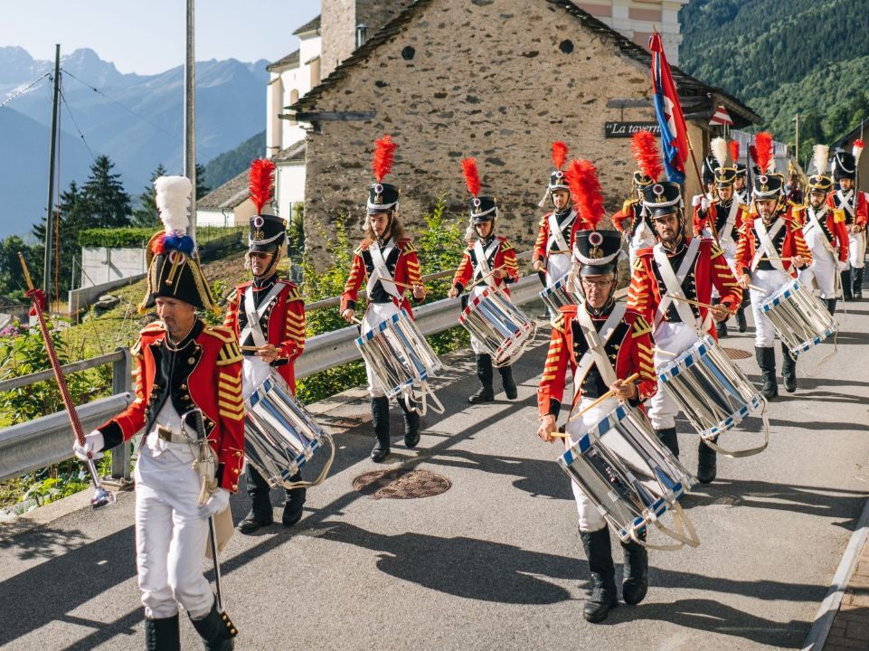 Les Milices de Leontica défilent au rythme des tambours