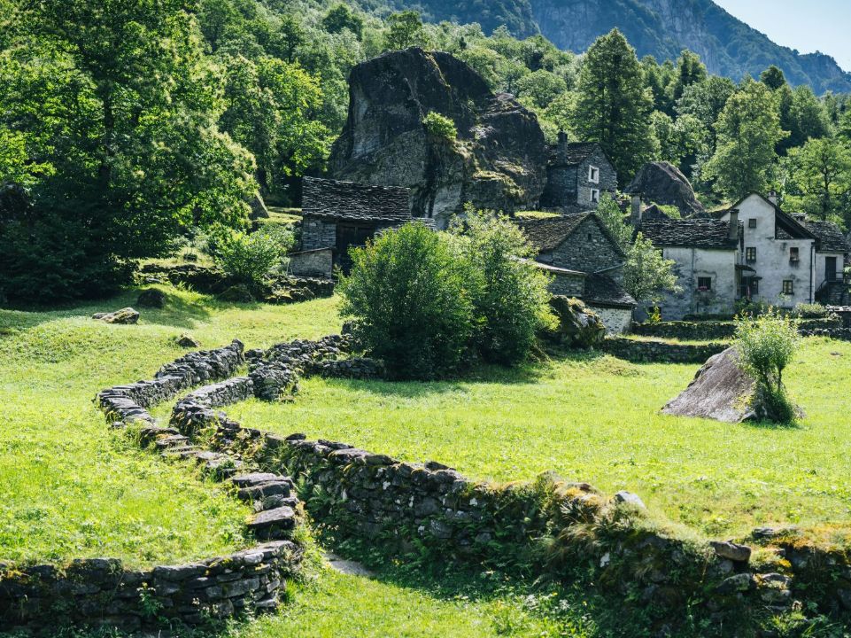 Sentier de transhumance entre murets en pierre et hameaux alpins