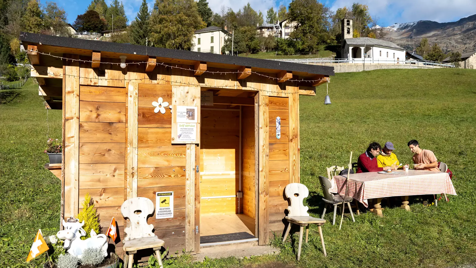 Eine Holzhütte mit regionalen Spezialitäten im Leventinatal