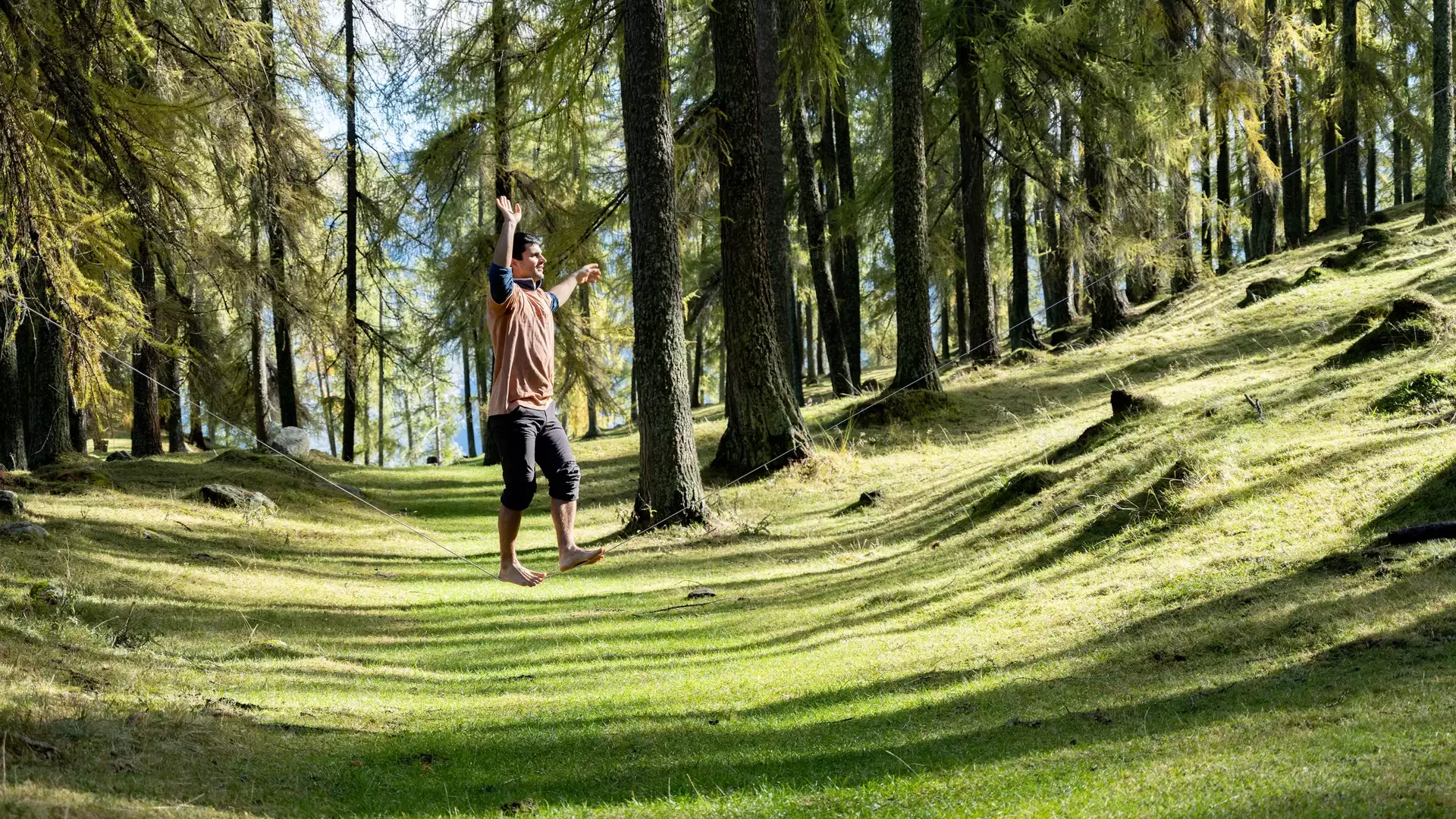 Slackline im stillen Lärchenwald von Boscobello