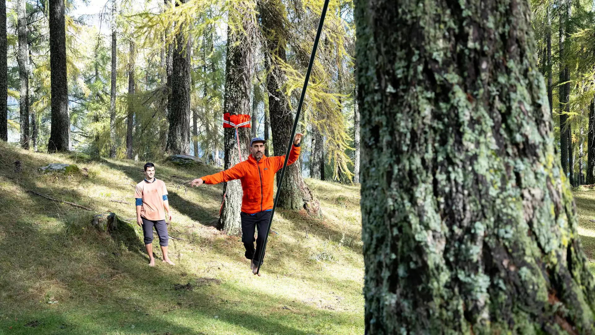 Slackline zwischen den Bäumen in Boscobello im Leventinatal